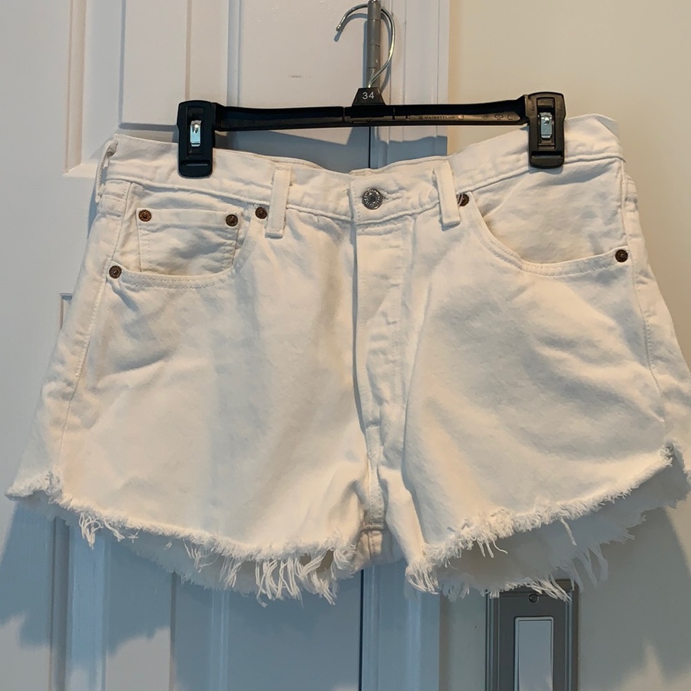 Vintage Levi’s distressed white jean shorts 30